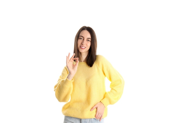 Aantrekkelijk meisje in gele trui geïsoleerd op witte achtergrond