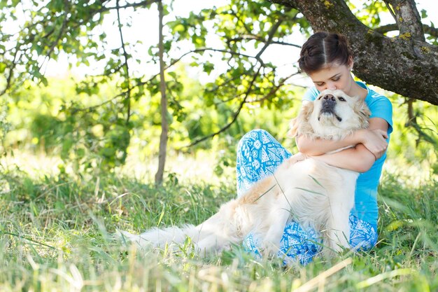 Aantrekkelijk meisje met hond