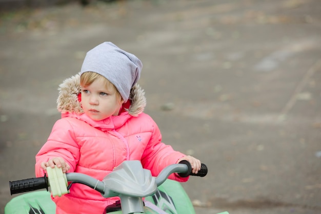 Aantrekkelijk meisje op buiten