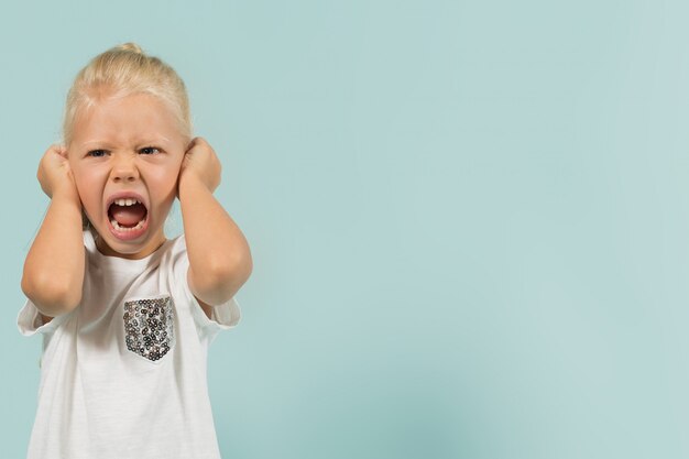 Aantrekkelijk schattig meisje in lichte kleding