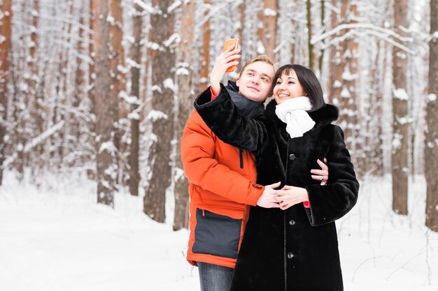 Aantrekkelijk stel doet selfie buitenshuis in de winter