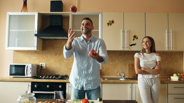 Aantrekkelijk verliefd stel dat plezier heeft in de keuken