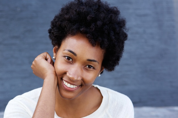 Aantrekkelijke Afrikaanse vrouw met een mooie glimlach