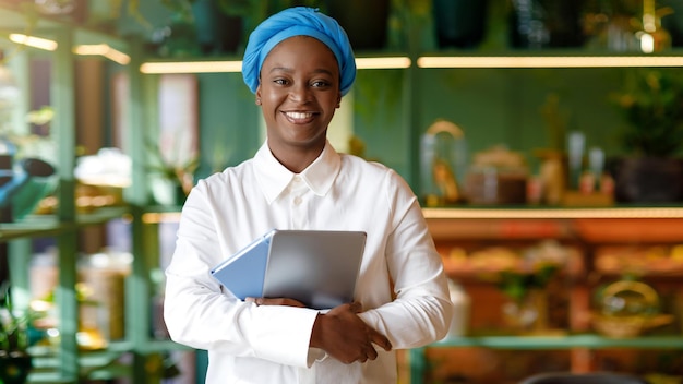 Aantrekkelijke afro-amerikaanse dame die zich voordeed in café met notitieboekje