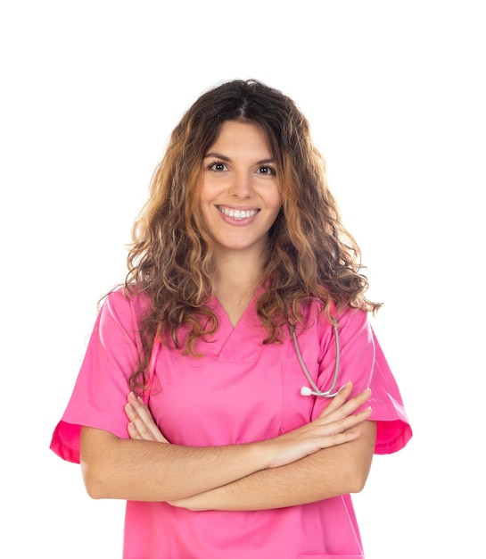 Aantrekkelijke arts die een roze uniform draagt dat op een witte achtergrond wordt geïsoleerd