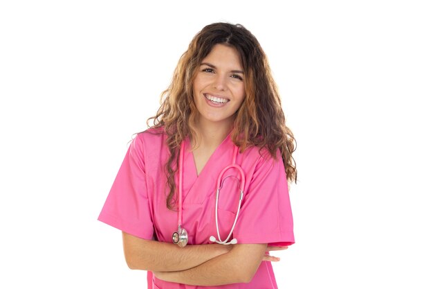 Aantrekkelijke arts die een roze uniform draagt dat op een witte achtergrond wordt geïsoleerd