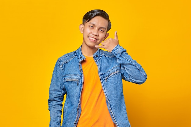 Aantrekkelijke Aziatische man die roepnaam maakt op gele achtergrond