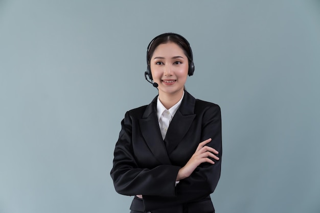 Foto aantrekkelijke aziatische operator met formeel pak en headset enthousiast