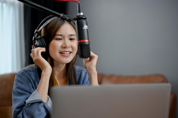 Aantrekkelijke aziatische vrouw podcaster influencer blogger audio podcast maken thuis studio