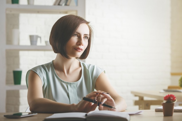 Aantrekkelijke bedrijfsvrouw die administratie doet