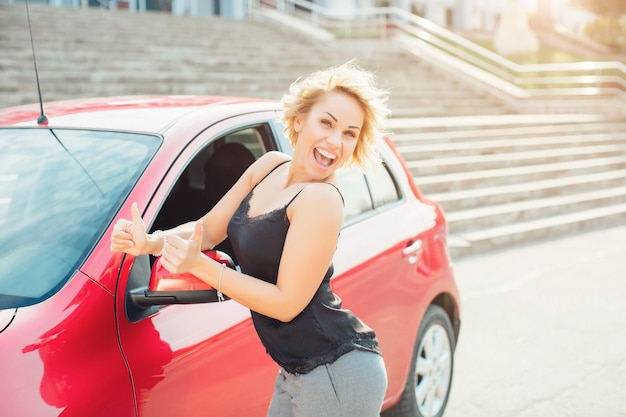 Aantrekkelijke blonde in een auto met sleutels