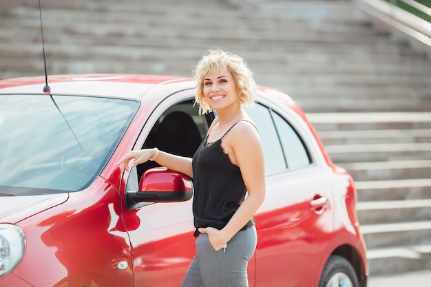 Aantrekkelijke blonde in een auto met sleutels