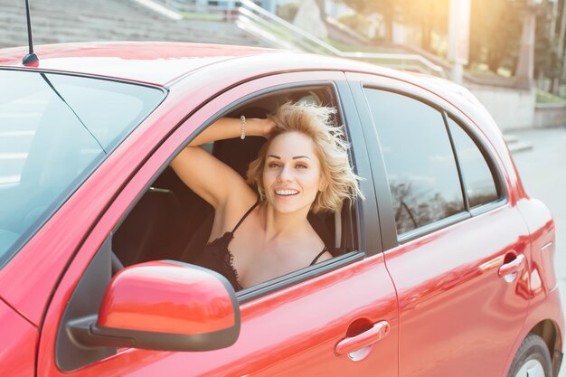 Aantrekkelijke blonde in een auto met sleutels