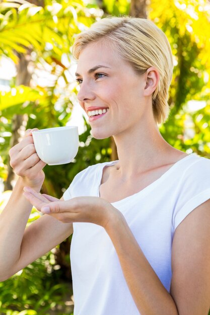 Aantrekkelijke blonde vrouw met mok