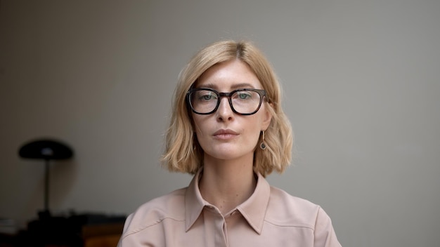 Aantrekkelijke blonde vrouw portret in brillen.