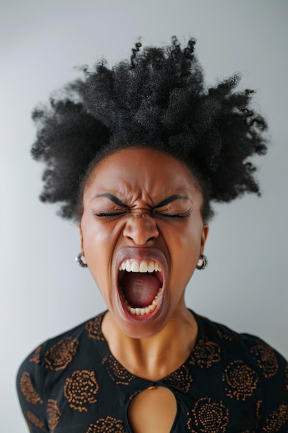 aantrekkelijke boze Afrikaanse vrouw schreeuwt met grote woede.