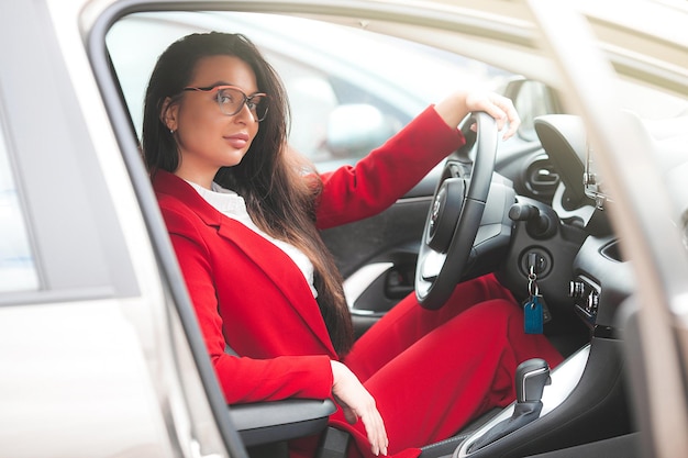 Aantrekkelijke brunette in de auto Dame rijdt