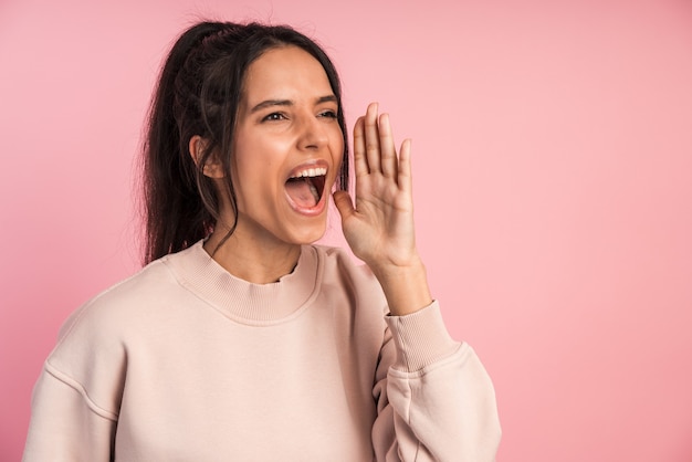 Aantrekkelijke brunette kondigt luid iets aan