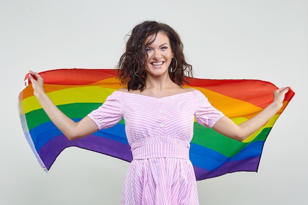 Aantrekkelijke brunette poseren met de vlag van de LGBT