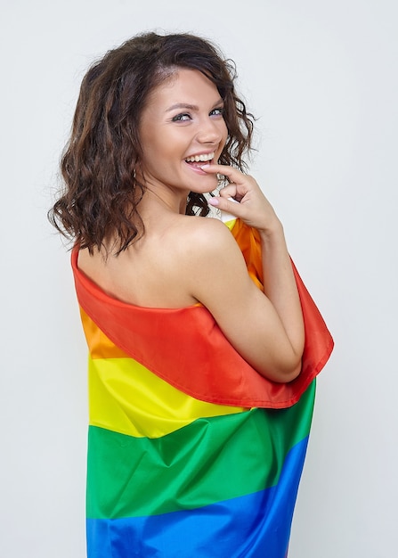 Aantrekkelijke brunette poseren met de vlag van de lgbt