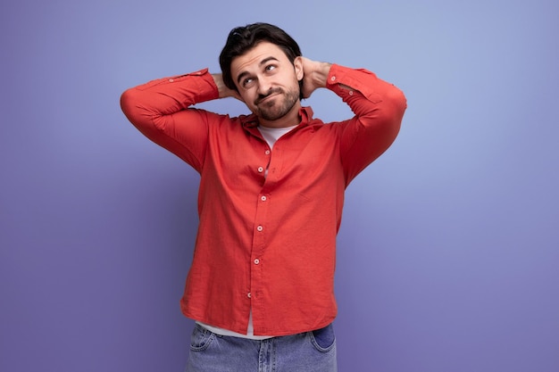 Aantrekkelijke brutale donkerharige man in een rood shirt