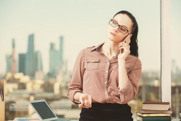 Aantrekkelijke dame aan de telefoon