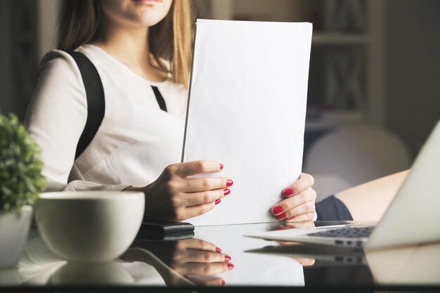 Aantrekkelijke dame die papierwerk doet