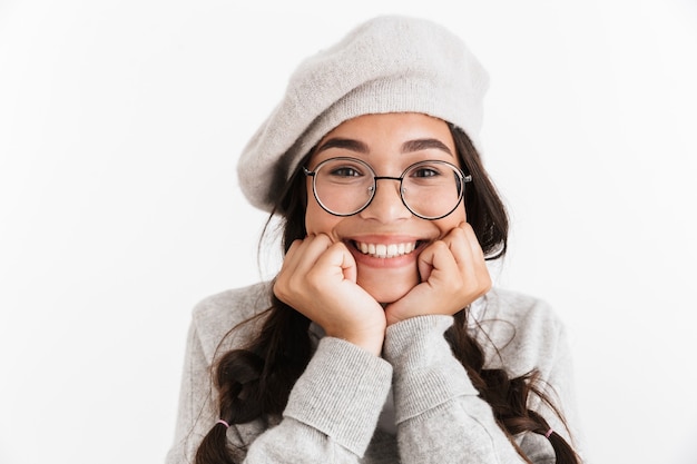 Aantrekkelijke gelukkige schoolvrouw die een unifrom draagt, geïsoleerd over een witte muur, kijkend naar de voorkant