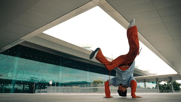 Foto aantrekkelijke hipster dansen energiek terwijl hiphop muziek luisteren sprightly