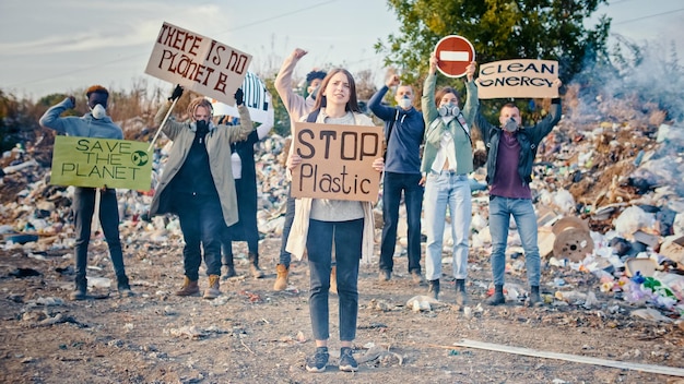 Foto aantrekkelijke jonge activiste met een poster die oproept om plastic te stoppen