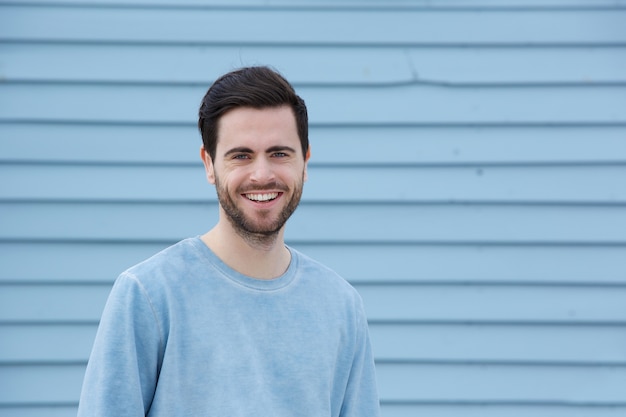 Aantrekkelijke jonge man met baard glimlachen