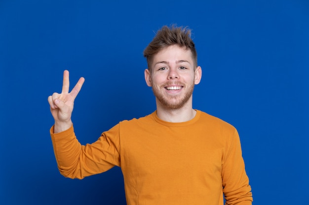 Aantrekkelijke jonge man met een geel T-shirt