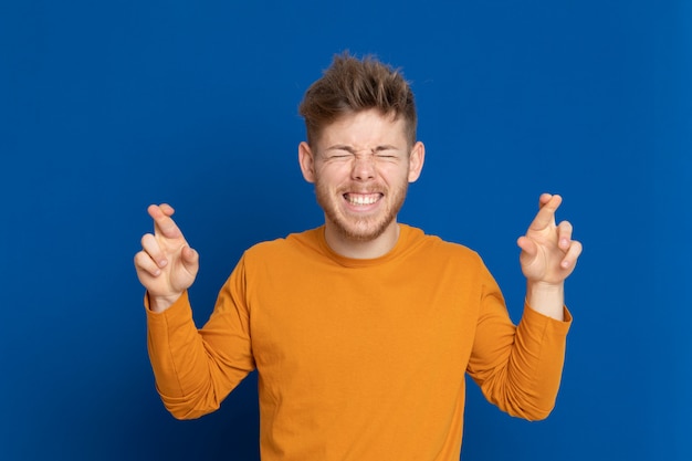 Aantrekkelijke jonge man met een geel t-shirt