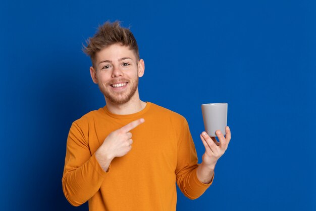 Aantrekkelijke jonge man met een geel T-shirt