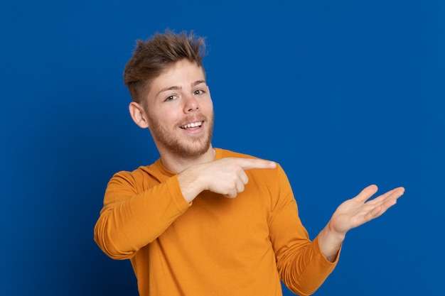 Aantrekkelijke jonge man met een geel T-shirt