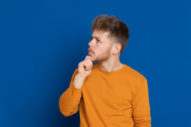 Aantrekkelijke jonge man met een geel T-shirt