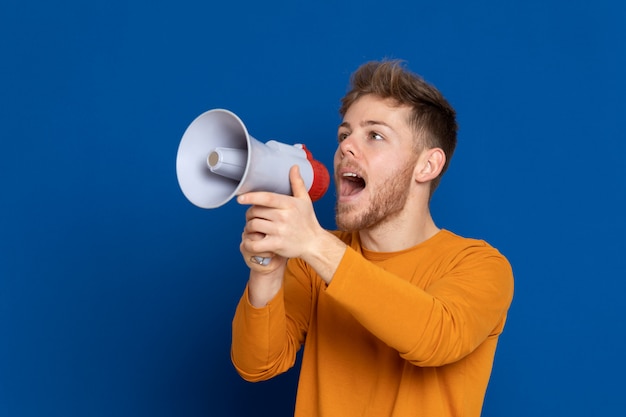 Aantrekkelijke jonge man met een geel T-shirt