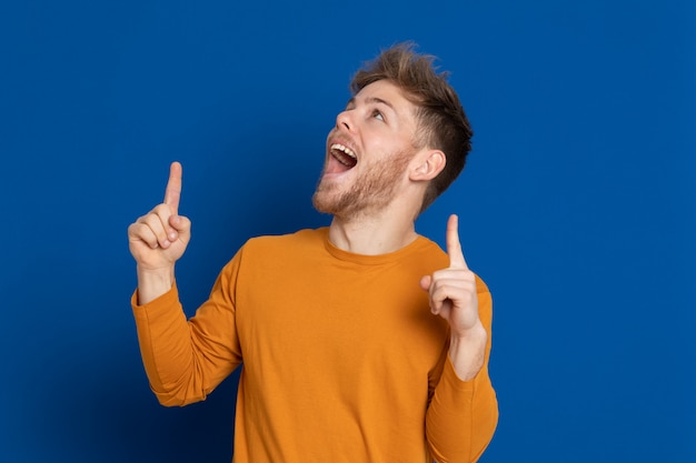 Aantrekkelijke jonge man met een geel T-shirt