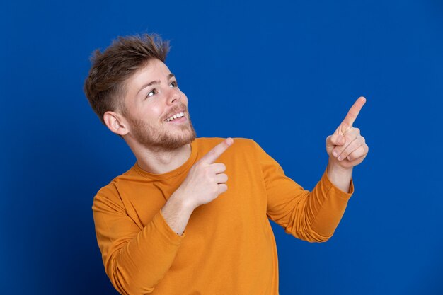 Aantrekkelijke jonge man met een geel T-shirt