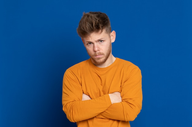 Aantrekkelijke jonge man met een geel T-shirt