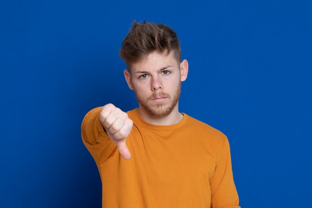 Aantrekkelijke jonge man met een geel T-shirt