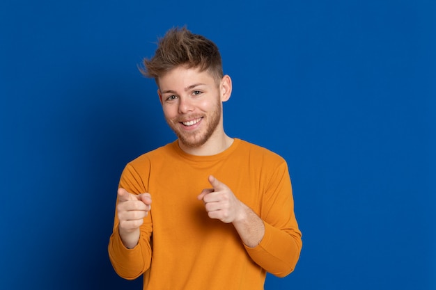 Aantrekkelijke jonge man met een geel T-shirt