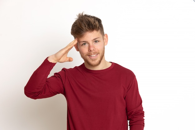 Aantrekkelijke jonge man met een rood T-shirt