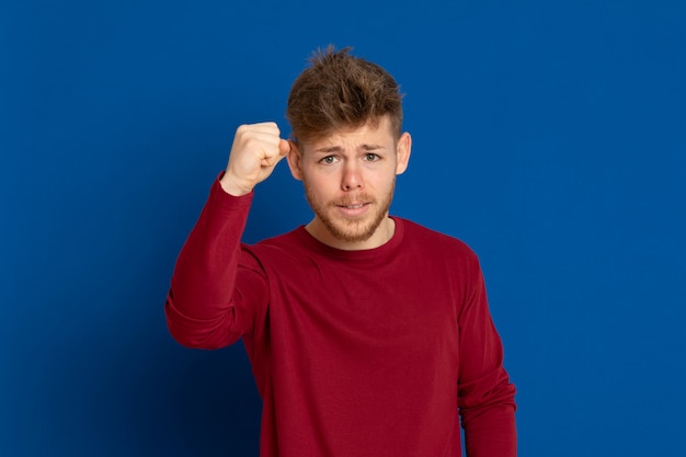 Aantrekkelijke jonge man met een rood T-shirt