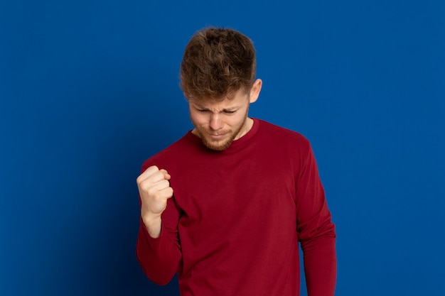 Aantrekkelijke jonge man met een rood T-shirt