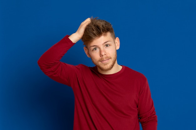 Aantrekkelijke jonge man met een rood T-shirt