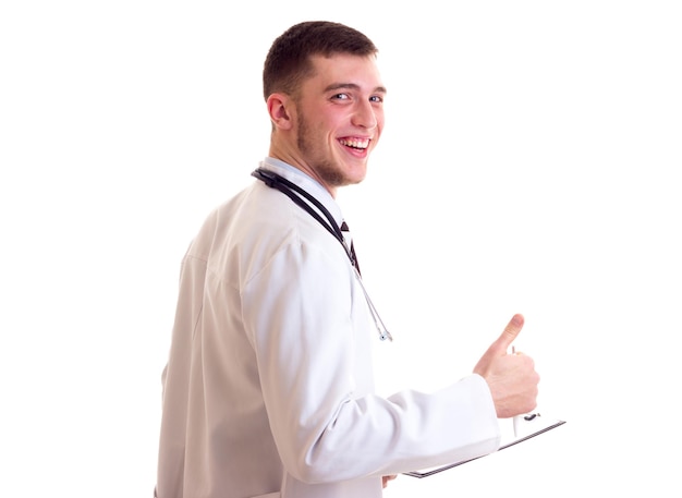 Aantrekkelijke jonge man met kastanjebruin haar in blauwe hemdstropdas en witte doktersjurk met stethoscoop