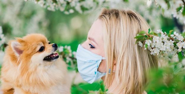 Aantrekkelijke jonge spitz hond van de vrouwenholding buiten