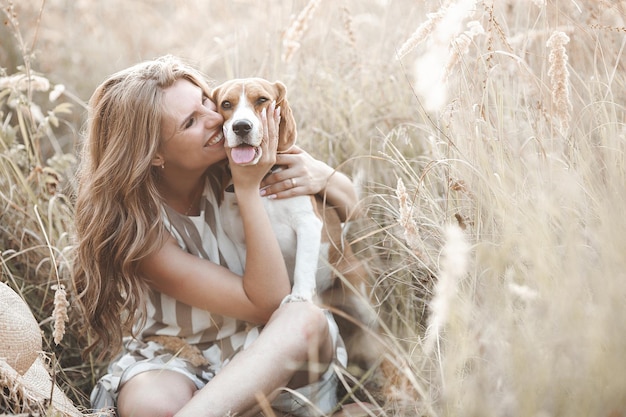 Aantrekkelijke jonge vrouw buitenshuis met haar huisdier Eigenaar en hond samen Vrienden voor altijd Lady en beagle