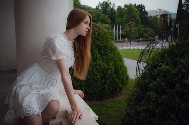 Aantrekkelijke jonge vrouw die geniet van haar tijd buiten in het park Mooie sappige groenten van het paleis na een regenbui in de lente